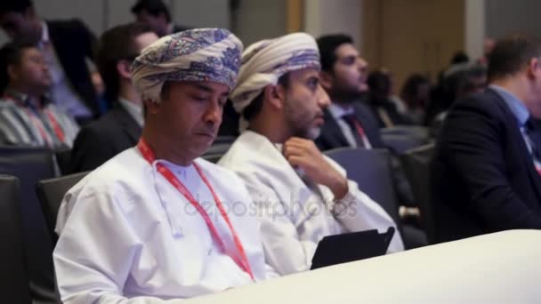 迪拜-5月27日: 人们在会议上关于 cryptocurren