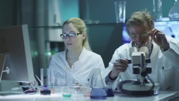 教授和女学生是在实验室做化学研究