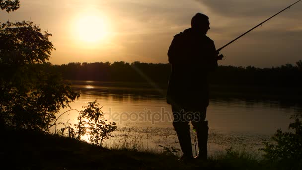 渔夫捕鱼上钓鱼杆日落精美包装他的背影