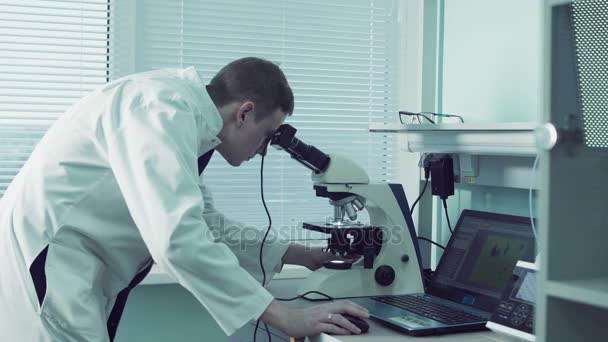 技术员或病理学家使用显微镜