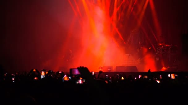 群粉丝制作的照片和视频,智能手机在音乐会上